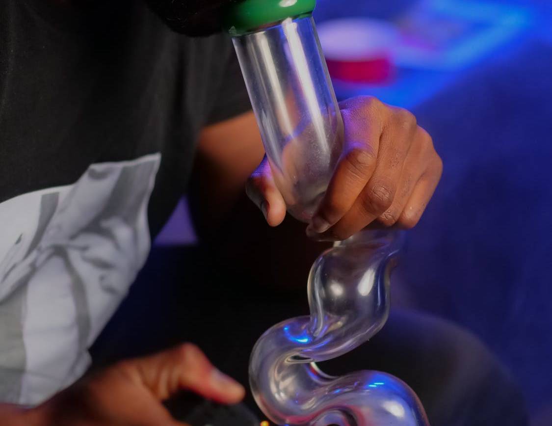 How to use a bong